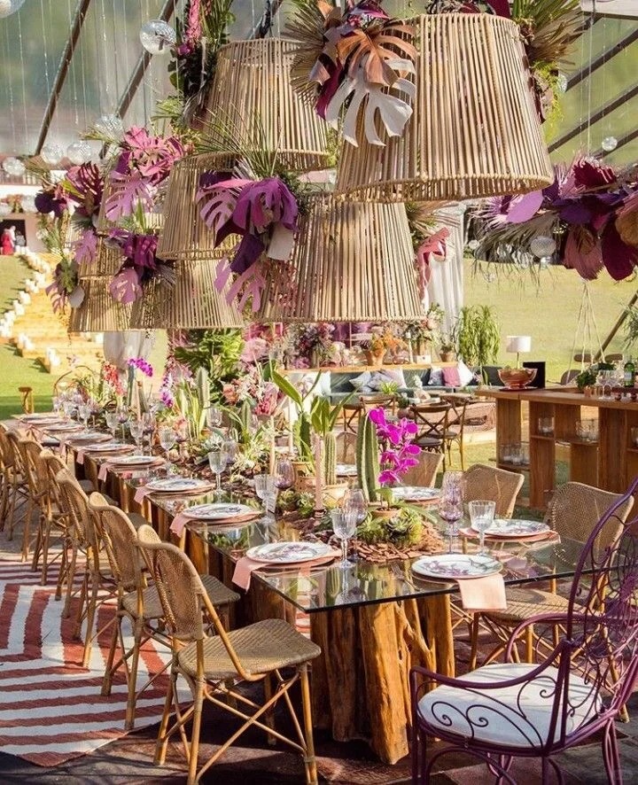 Lámpara de araña de ratán con diseño floral tropical