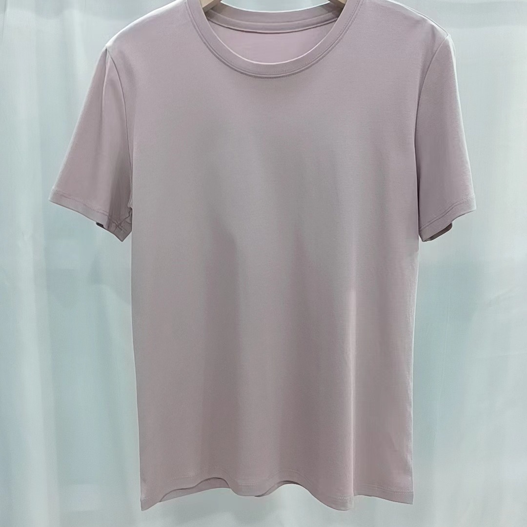 Cuello redondo, color rosa cerezo.