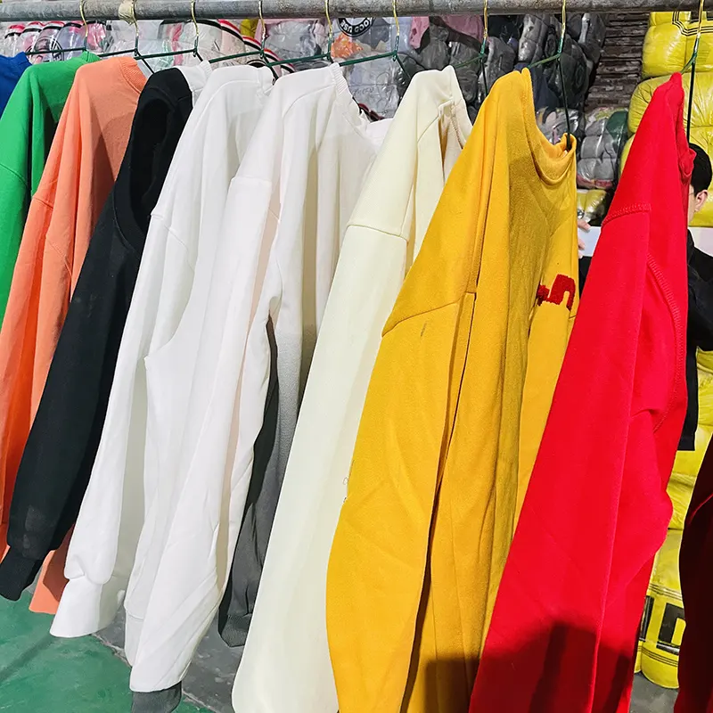 ब्रांडेड सेकेंड हैंड डिज़ाइनर कपड़े, प्रयुक्त कपड़े, गांठें, प्रयुक्त गोल गर्दन स्वेटर बेचते हैं