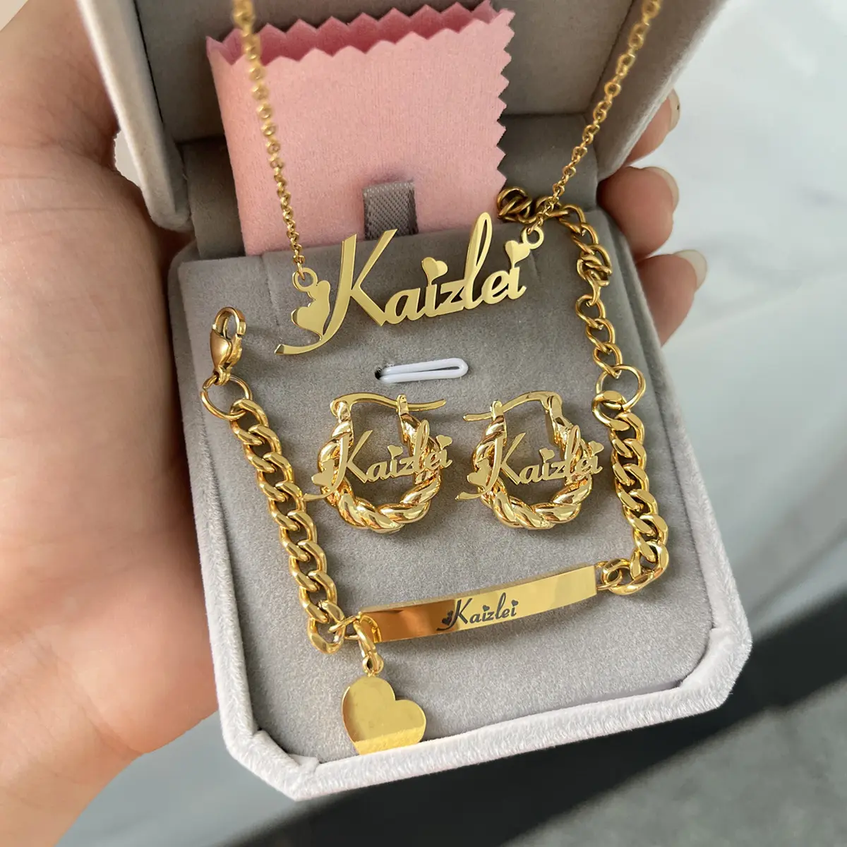 Pendientes de aro chapados en oro de 18 quilates de nuevo diseño, pulseras con nombre, cadenas con letras, collares, conjuntos de joyería personalizados para regalo de bebé