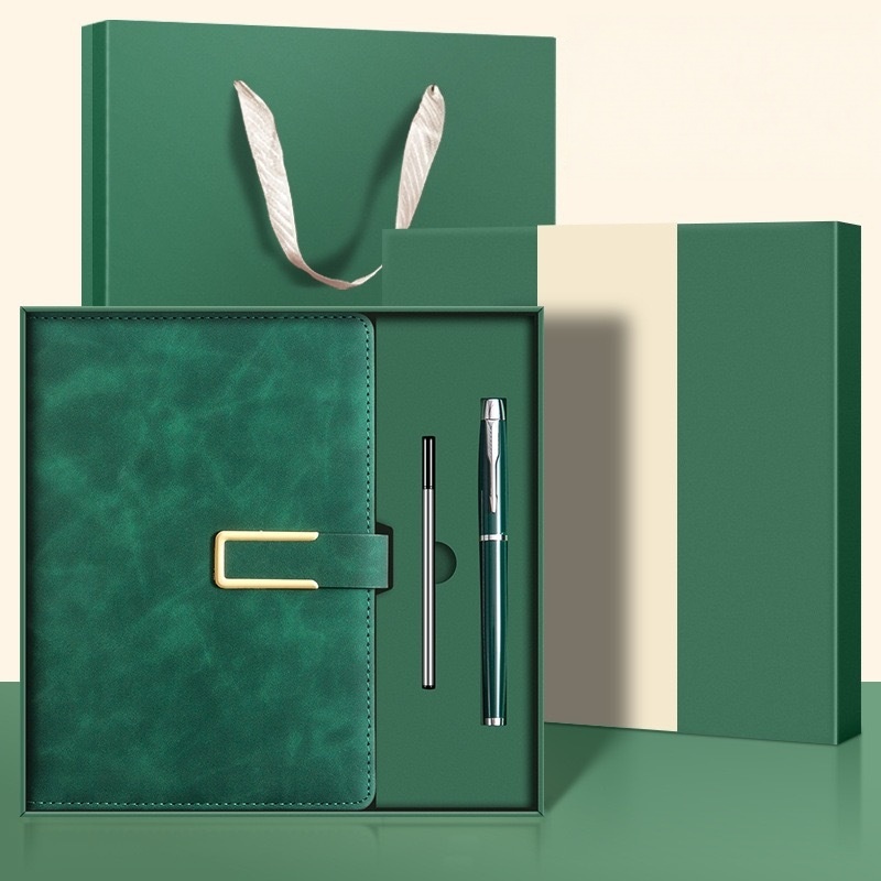 Feuille de pin vert + stylo en métal + noyau de stylo + sac cadeau