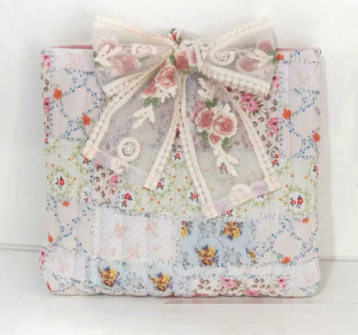 Estilo patchwork con encaje floral.