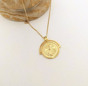 สร้อยคอชุบทอง18K พร้อมเหรียญที่มีลวดลายของมารีแอนน์เป็นสัญลักษณ์แทนความเสมอภาคและความเป็นพี่น้อง - Product Image 3