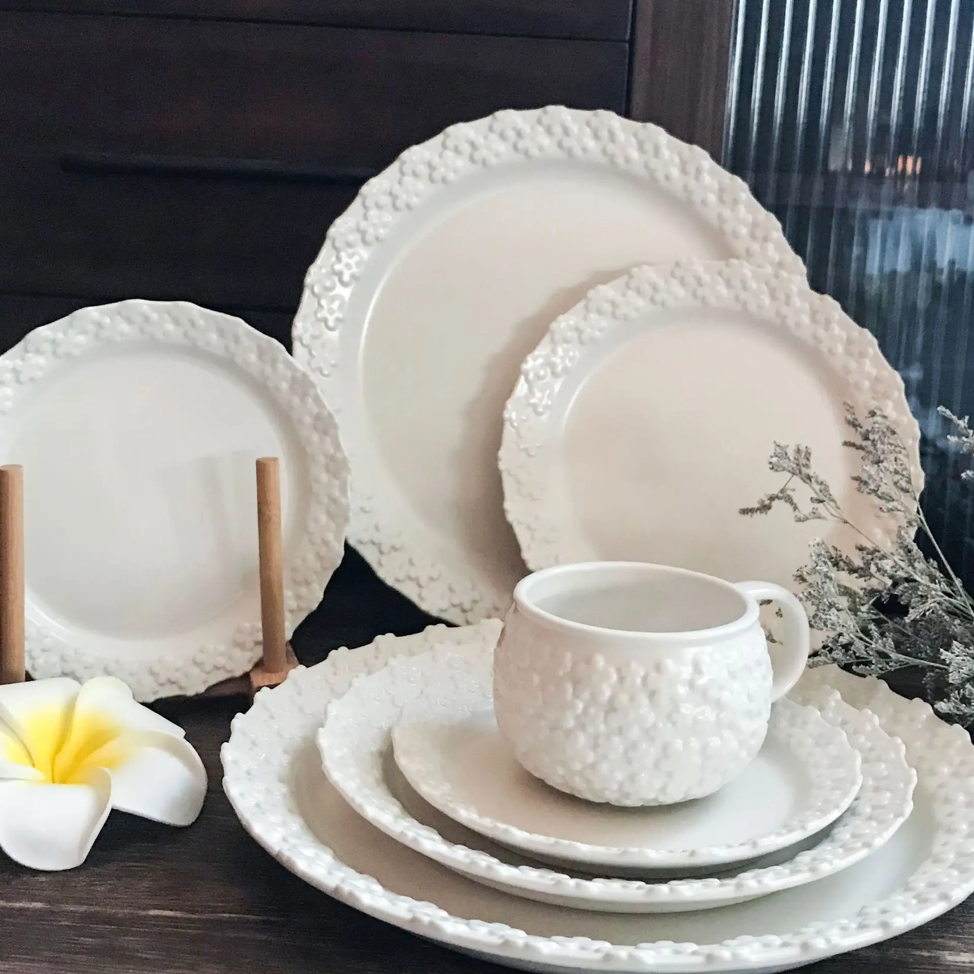 Vaisselle florale en relief personnalisée tasse à café en céramique rétro fleur en relief blanc mat vaisselle assiette de plat d'hôtel