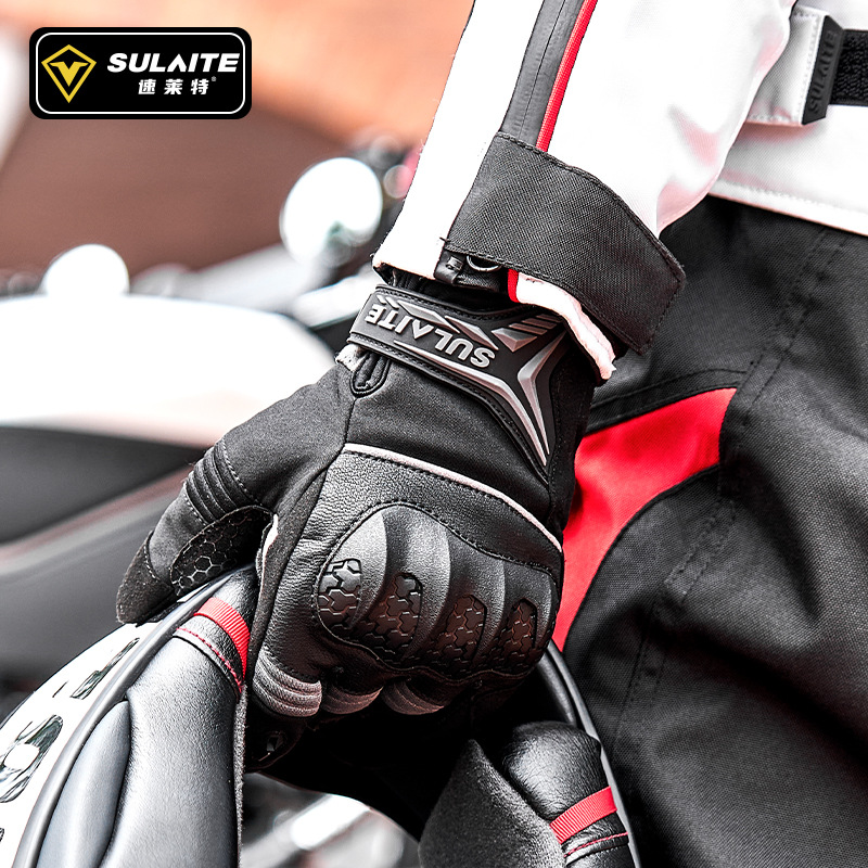 Imagen principal de exhibición de atuendos 1 (disponible para descargar)