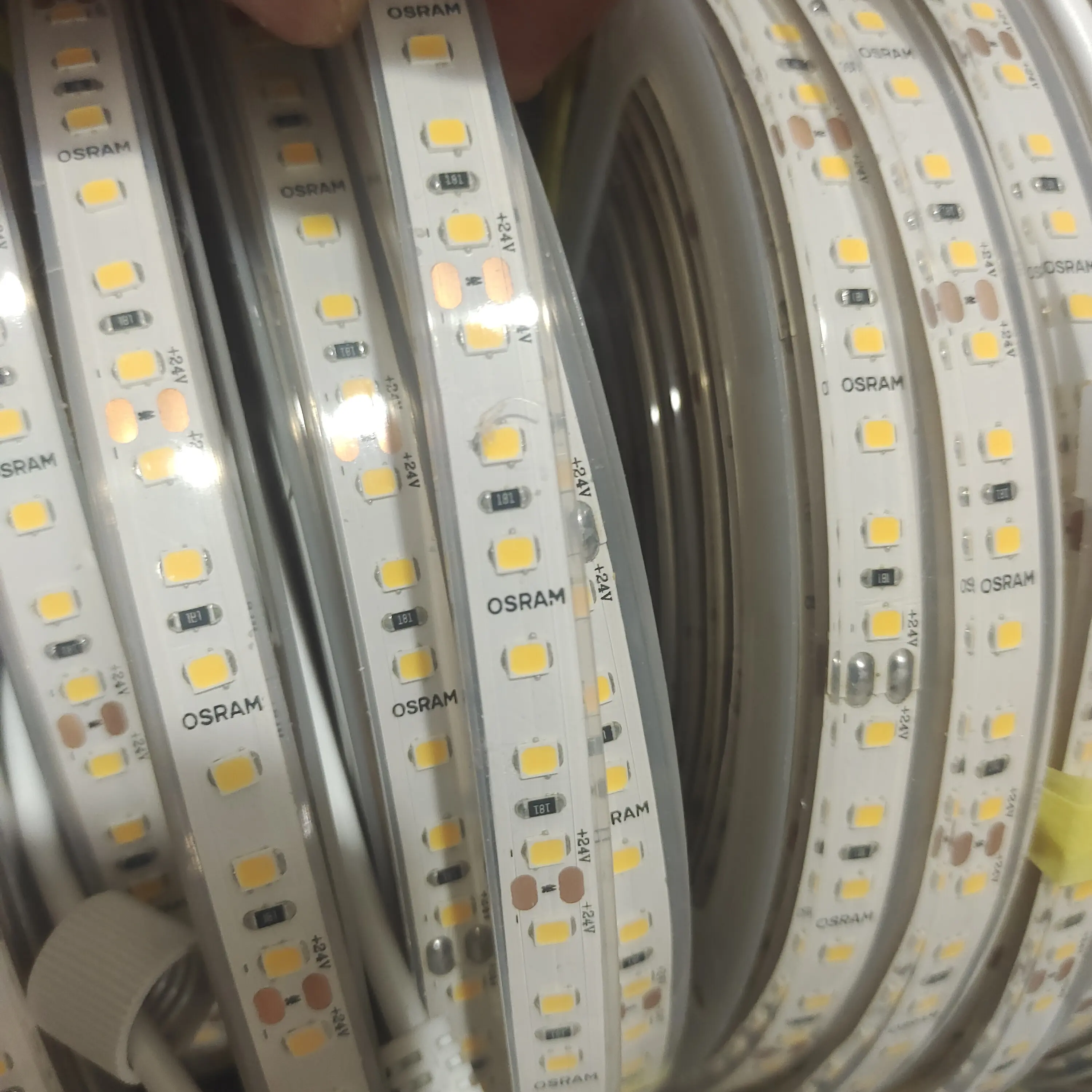 5 Tahun Garansi 12V/24V 60/120LEDS Per Meter Os Ram IP20/IP65/IP67/IP68 60Leds Per Meter OS RAM 2835 Led Strip Cahaya