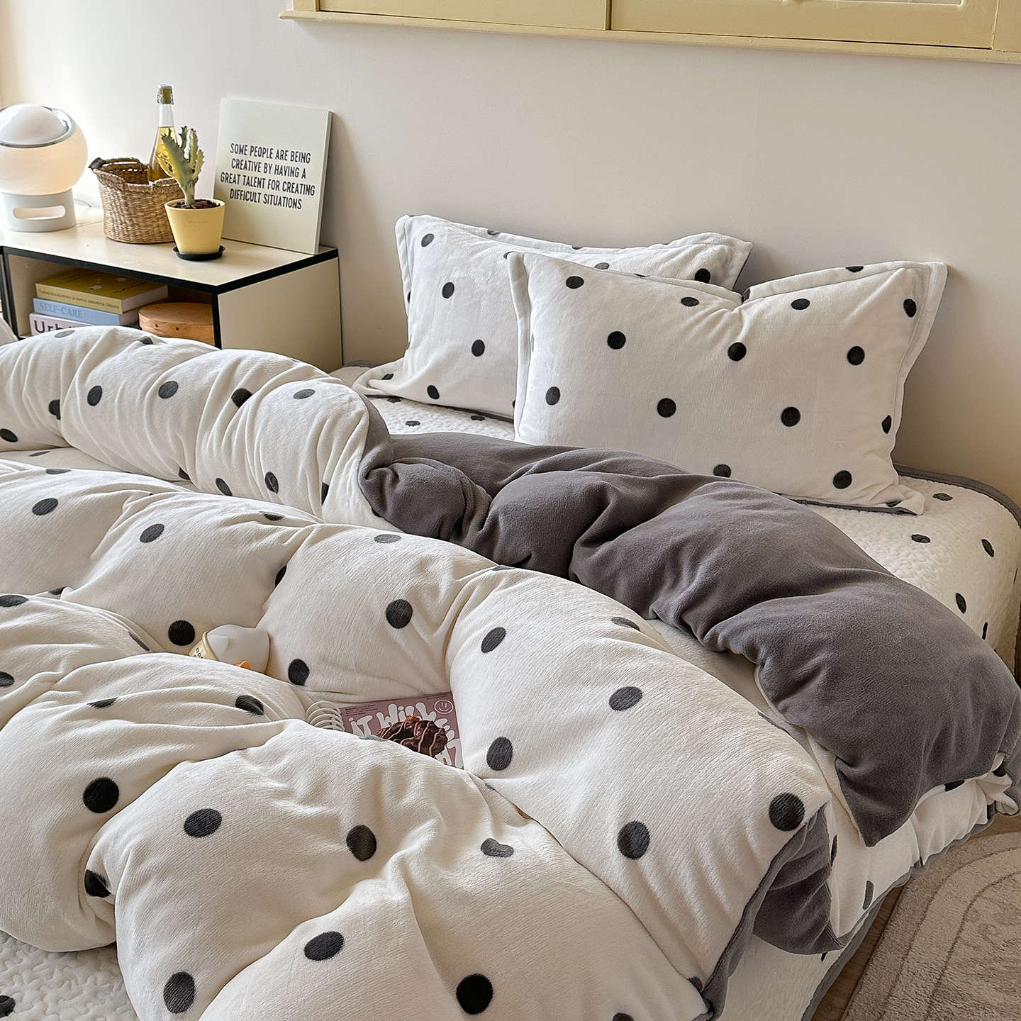 Ensemble de quatre pièces de couvre-lit en velours de lait à pois ondulés noir et blanc