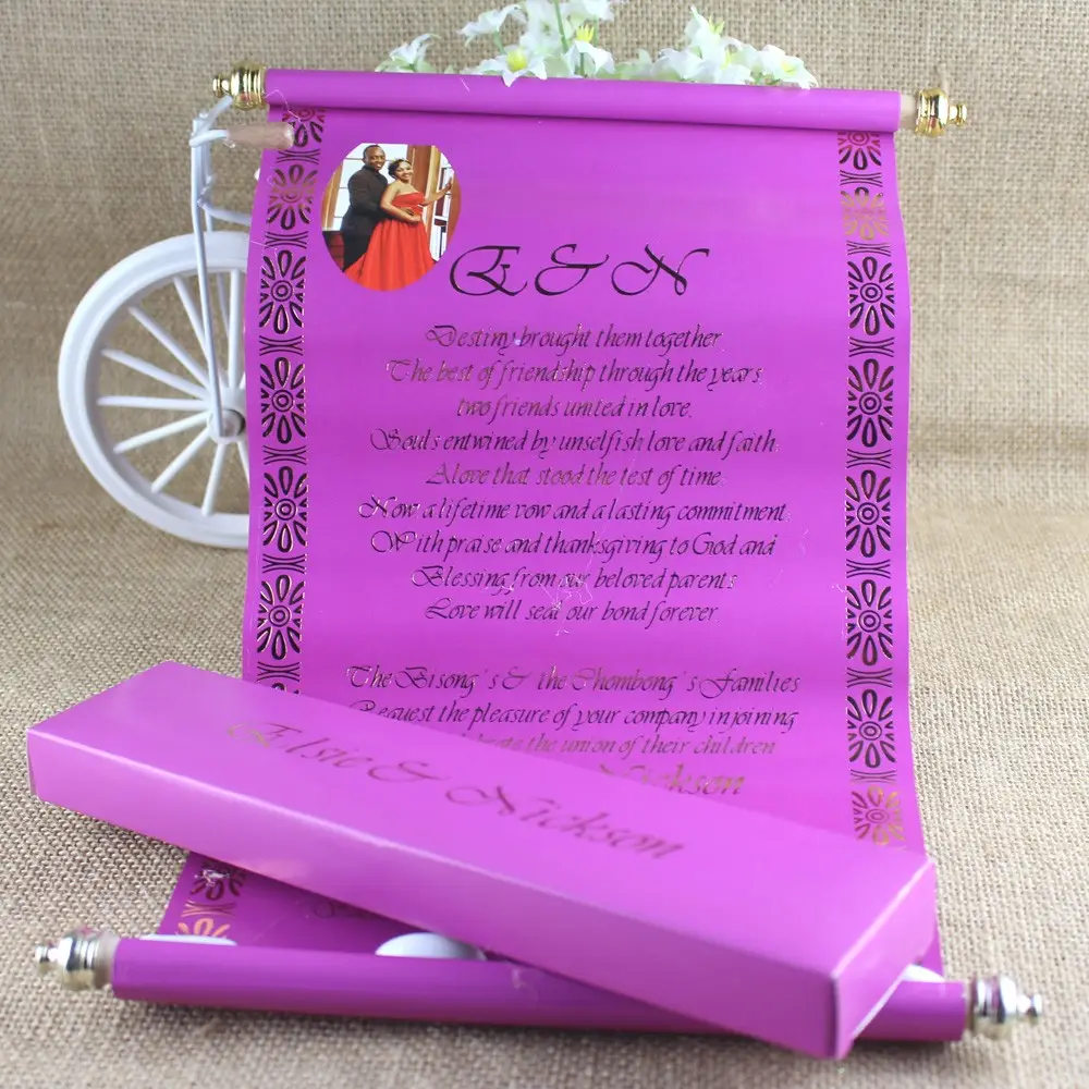 ألوان مخصصة لفافة أرجوانية تدعو بشرابة رقائق ذهبية تصميم فاخر بطاقات دعوة زفاف يدوية الصنع