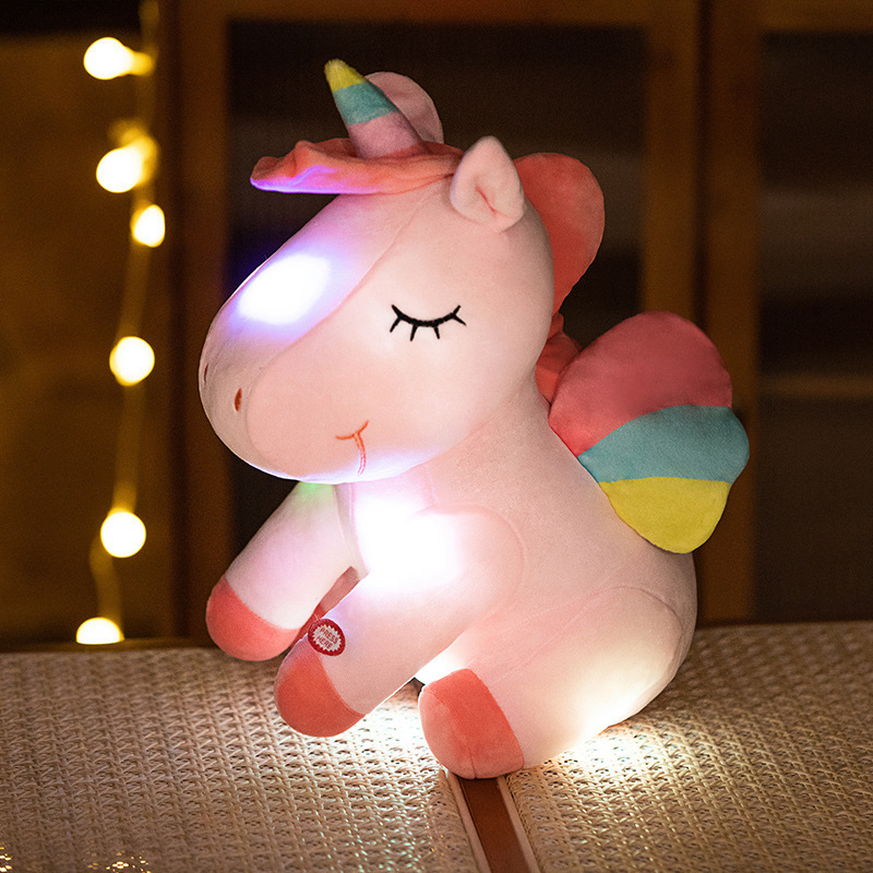 Unicornio rosa sentado