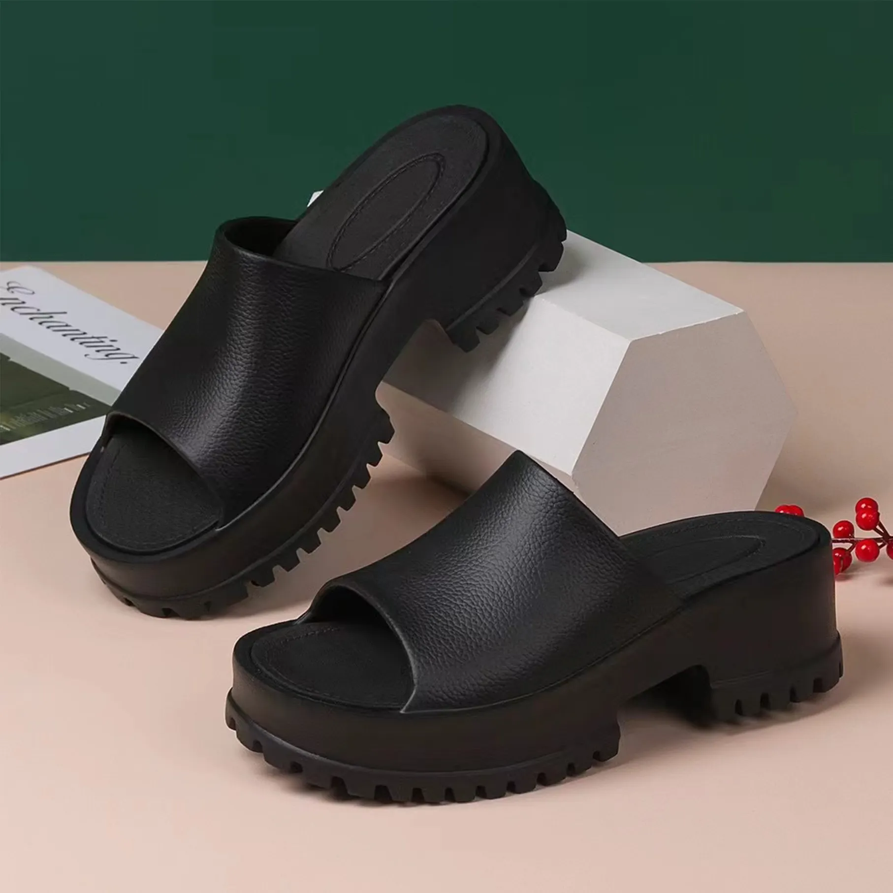 Chinelos plataforma leve EVA grossos femininos com sola grossa Sandálias de praia para as férias Novo design Sapatos deslizantes