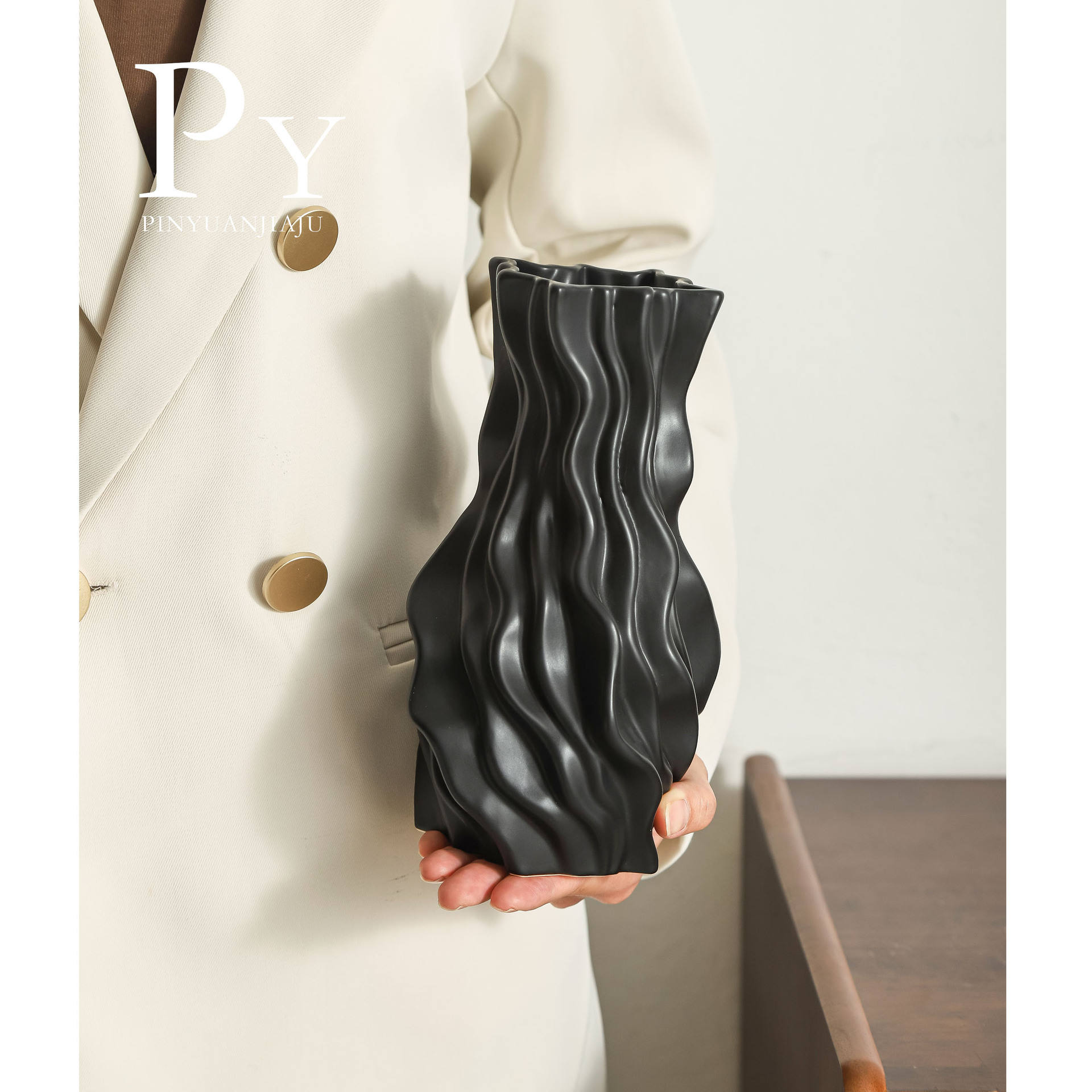 Vase plissé (21cm)-noir mat