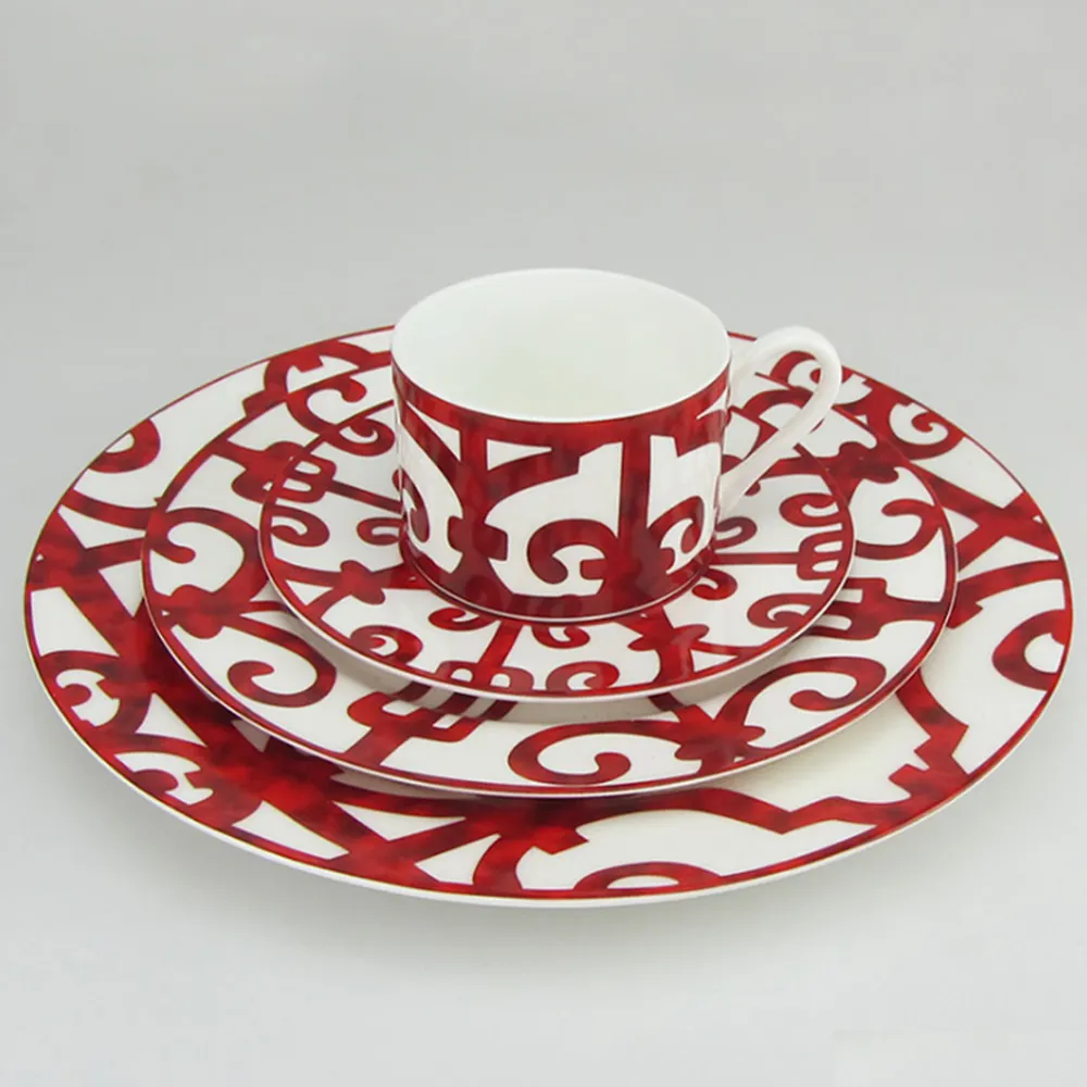 Tasses et soucoupes de café expresso, style classique, arrangement floral en fer rouge