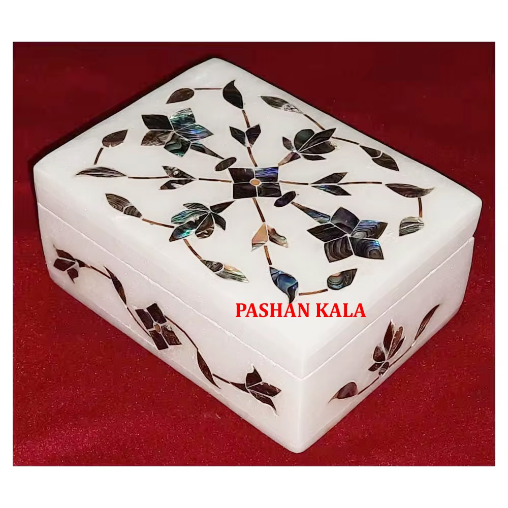 สีขาว