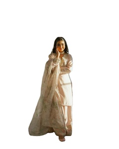 Thay đổi phong cách của bạn với thêu tay của chúng tôi vải lụa tinh khiết Scoop mô hình cổ đầu gối dài kurti & plazzo với bộ dupatta - Product Image 1