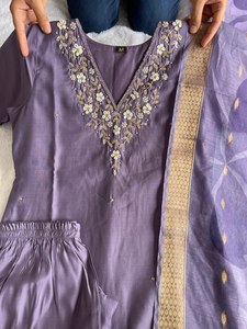 Дизайнерская коллекция 2024, комплект из трех предметов Kurti, отличное качество, сказочный узор, стежка с V-образным вырезом, римская шелковая ткань, сделанная модальной сеткой - Product Image 2
