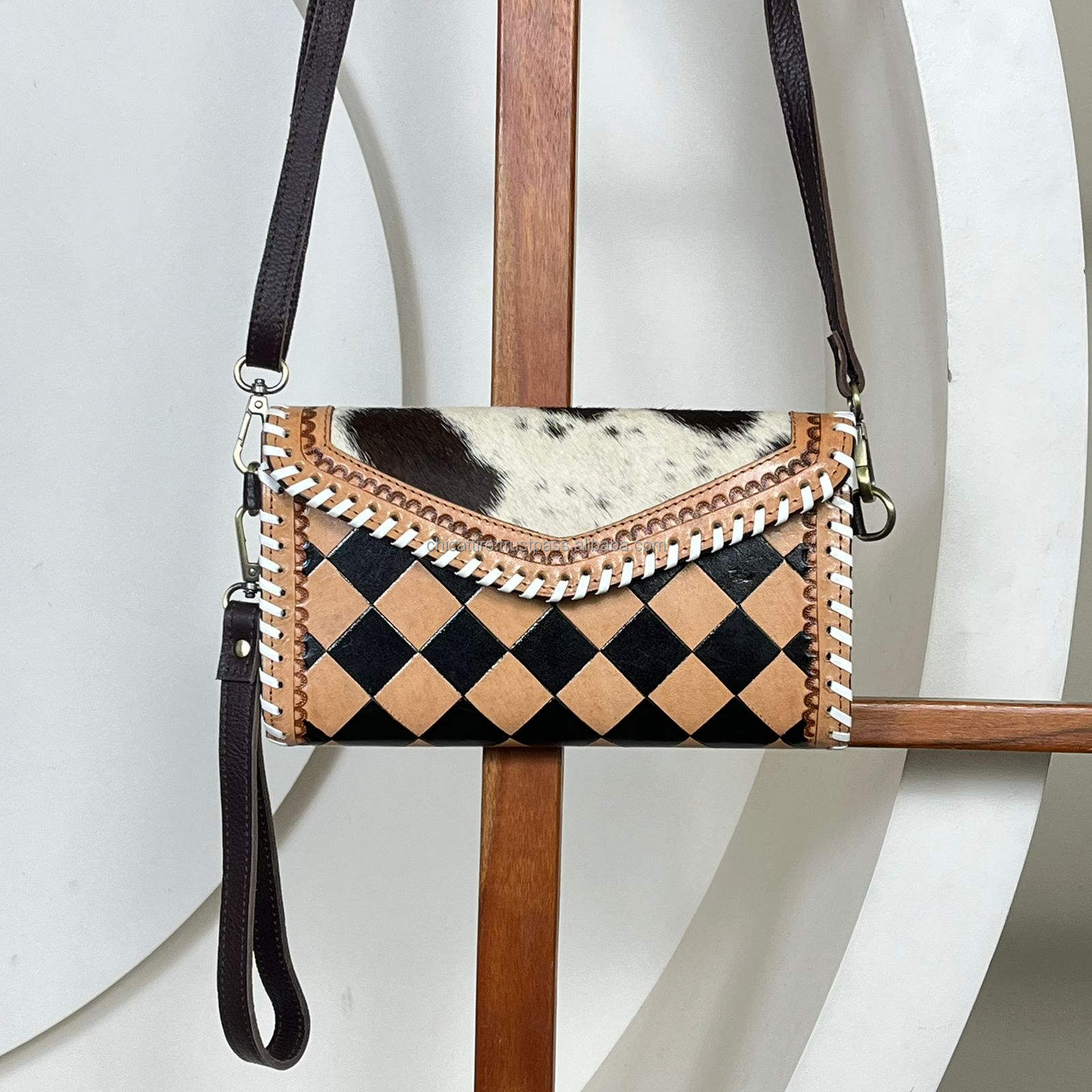 ลายตารางสีแทนและสีดำ