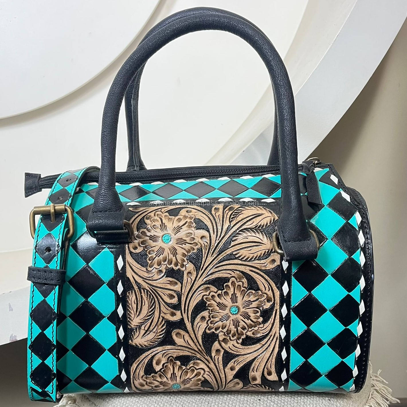 ลายตารางสีเทอร์ควอยซ์และดำ