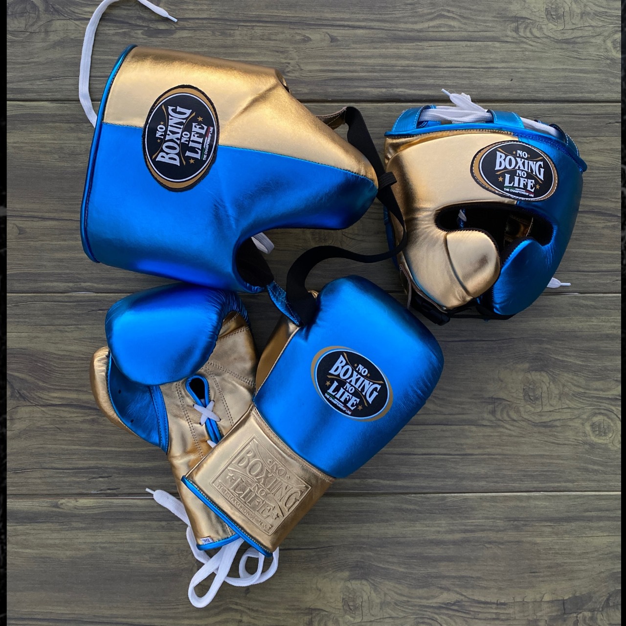 สีน้ำเงินและสีทอง