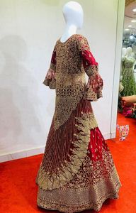 排他的な豪華な結婚式のアンサンブルネットショートトレイルカットレヘンガオールオーバージャルカンストーンワークヘビーフレアドレスエレガントな生地