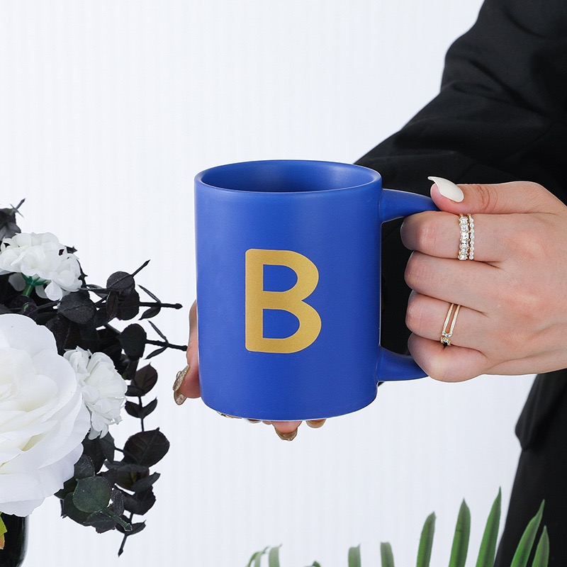 Tasse en céramique bleue avec alphabet personnalisé (B)