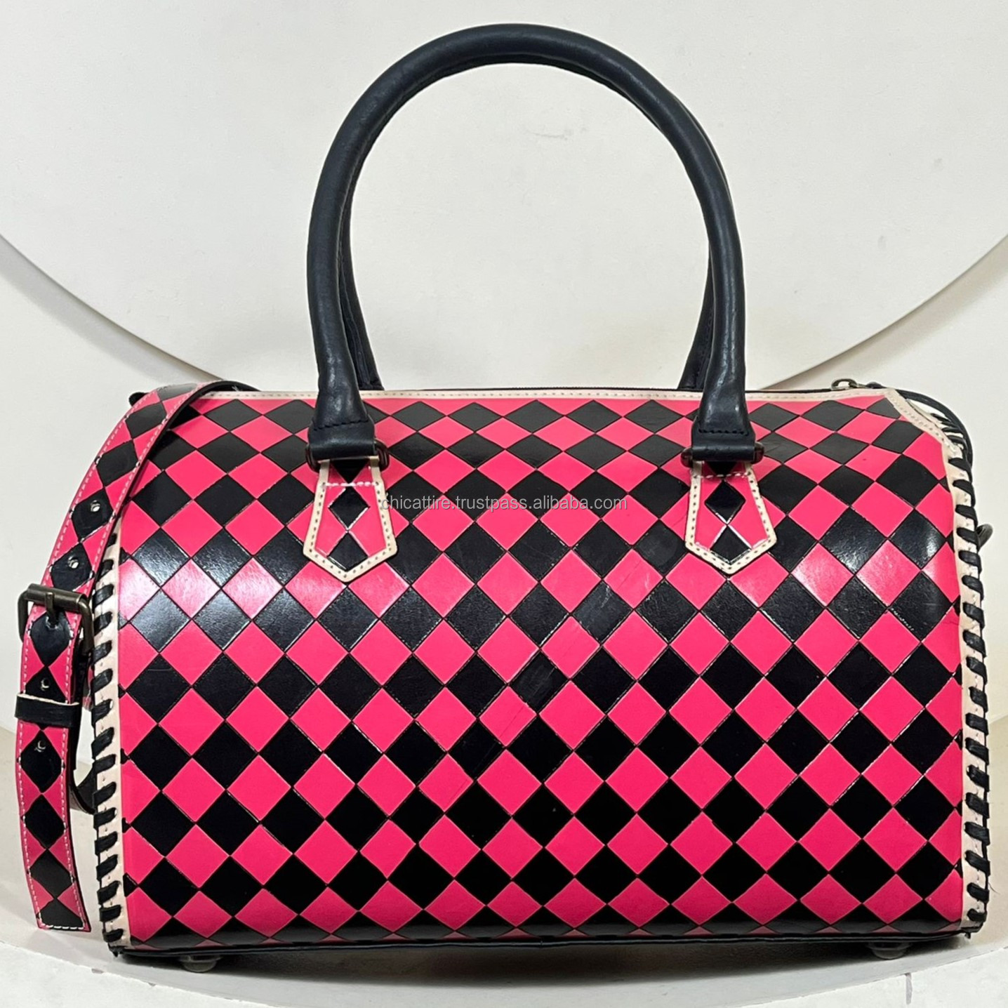 À carreaux noirs et roses