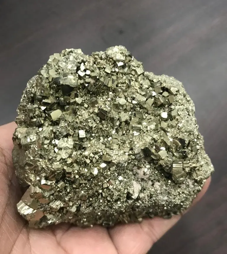 Güzel doğal mükemmel bitirmek toprak mayınlı doğal pirit kristal kümeleri düzensiz şekil ve boyut pirit