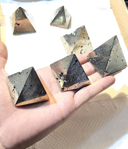 סיטוני pyrite pyrite rusy פירמידה גבוהה אבן חן טבעית אבן פנג שואי אגט ריפוי קריסטל פירמידת הזהב של הטיפש peru