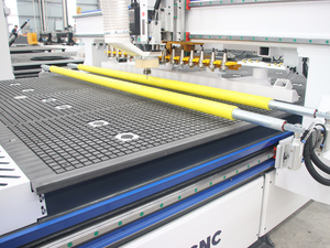 Barato 7 * 10ft Totalmente Automático ATC <span class=keywords><strong>CNC</strong></span> Madeira <span class=keywords><strong>Router</strong></span> Máquina para Artesanato De Madeira com 2 Pneumáticos Rolos De Pressão Fonte Fábrica