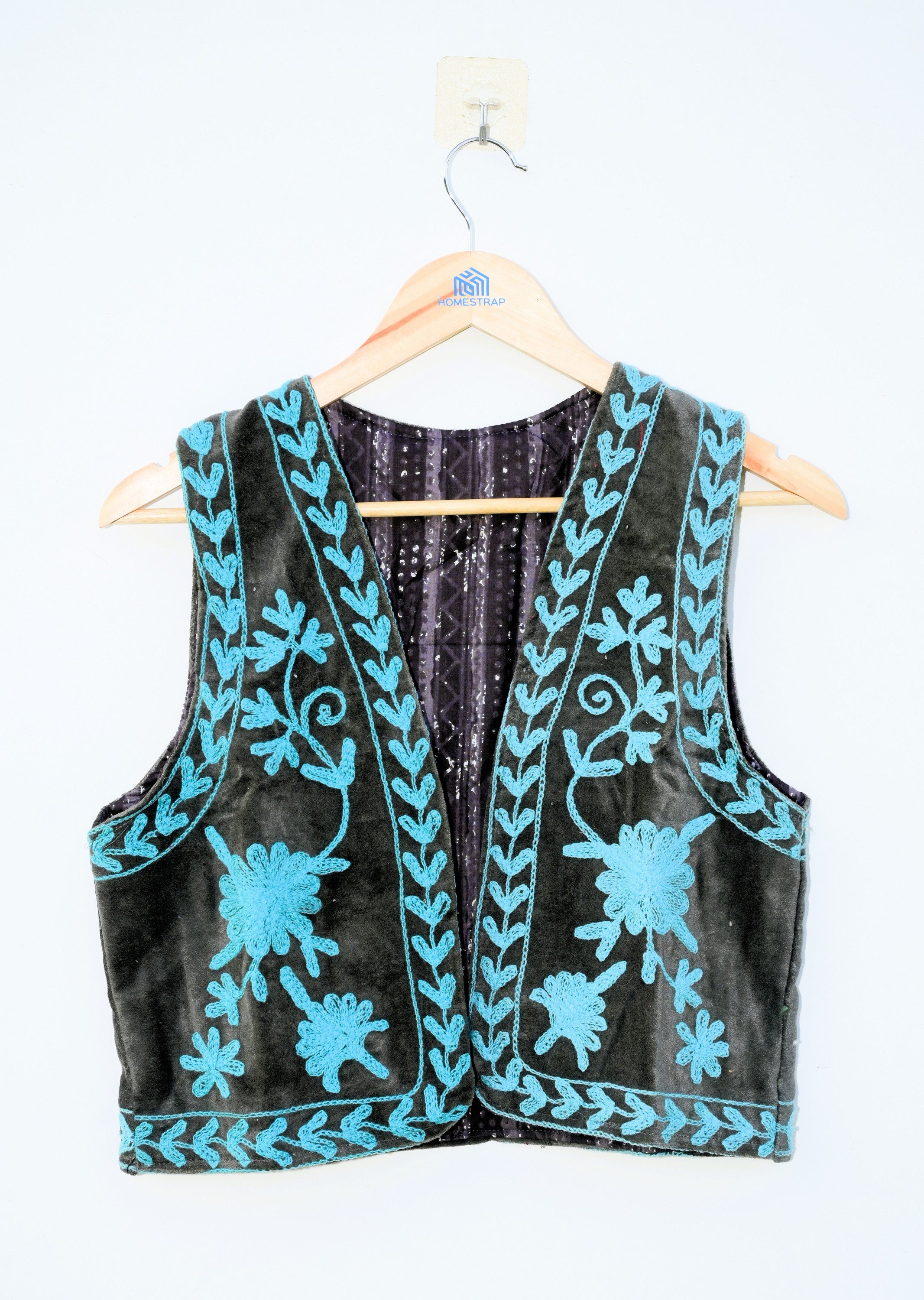 Negro con bordado azul turquesa