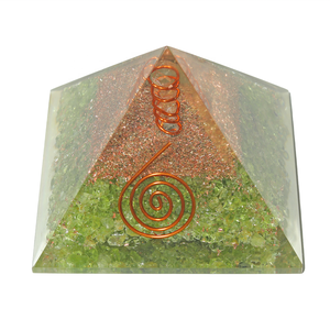 EMF koruma ve enerji geliştirme için Peridot Orgonite piramit Feng Shui tarzı akik oyma - Product Image 1