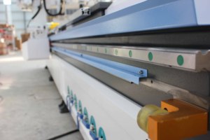 Máquina enrutadora de anidamiento CNC ATC de carga y descarga automática 1325 con perforadora para puerta de gabinete de madera, máquina enrutadora CNC ATC lineal - Product Image 6