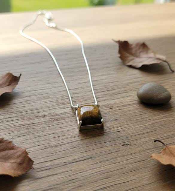 สีน้ำตาลทอง