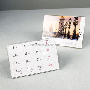 Bán Buôn Đơn Giản Rõ Ràng Acrylic Lịch Chủ Đứng Mini V Hình Dạng Tam Giác Cong Bảng Máy Tính Để Bàn Lịch Đứng - Product Image 1