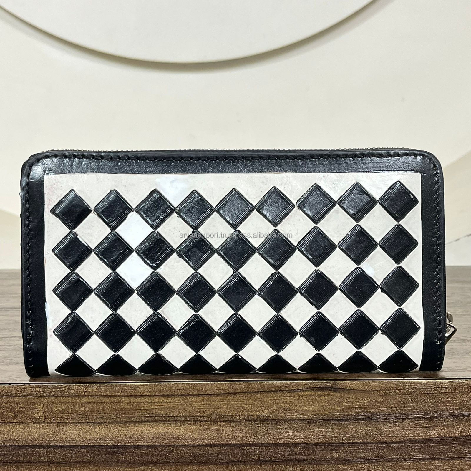 À carreaux noirs et blancs