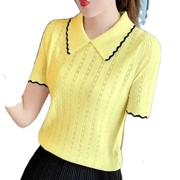 Camiseta feminina versátil de malha curta com gola de boneca simples e contraste pequena fragrância, novidade da moda verão 2024