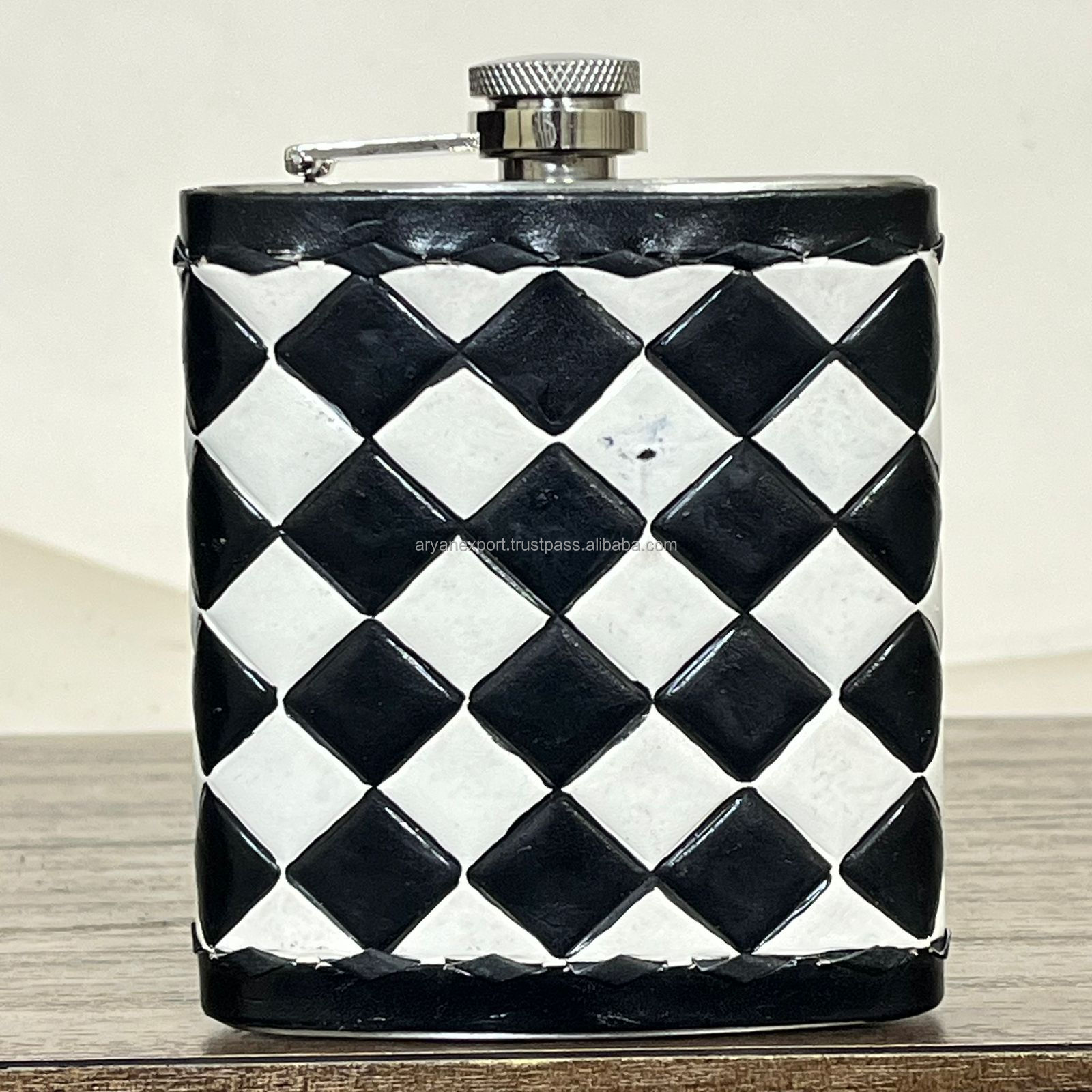 À carreaux blancs et noirs