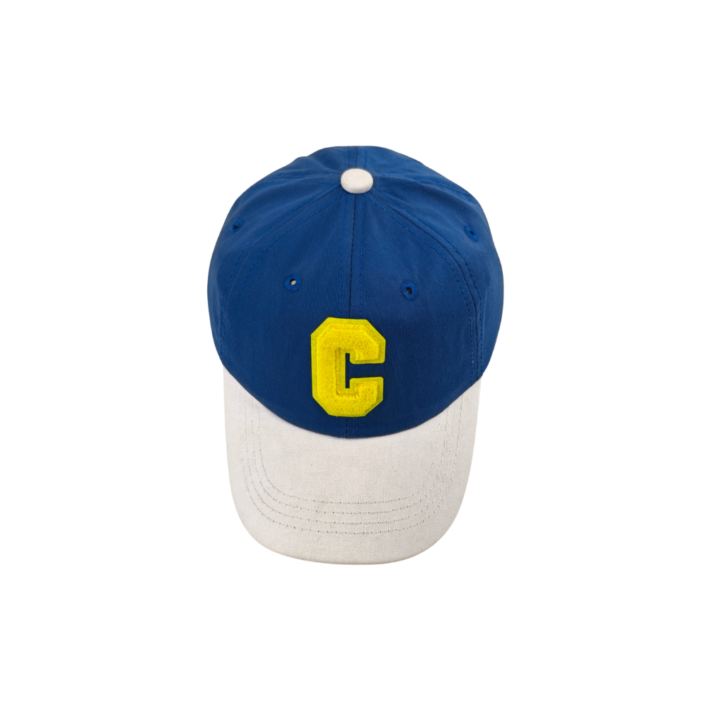 Gorra azul rey y blanco hueso con un logo "C" amarillo neón.