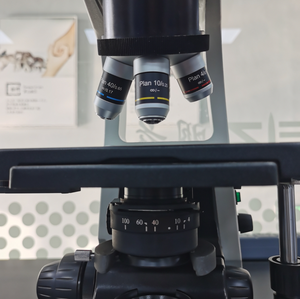Microscopio biológico de sistema óptico, trinocular con pantalla - Product Image 6