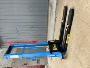 小型全地形车载叉车，用于高效物流和物料搬运 - Product Image 3