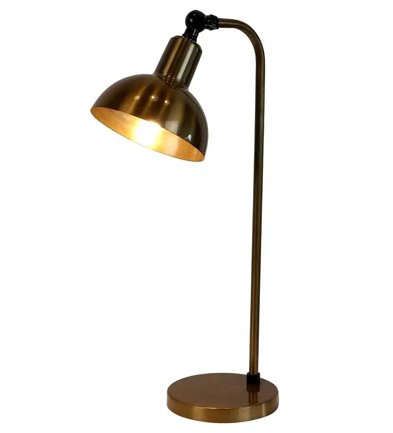 Passe a lâmpada do assoalho do metal para o corredor e a sala de visitas para que o assoalho e as salas internas decorem a casa