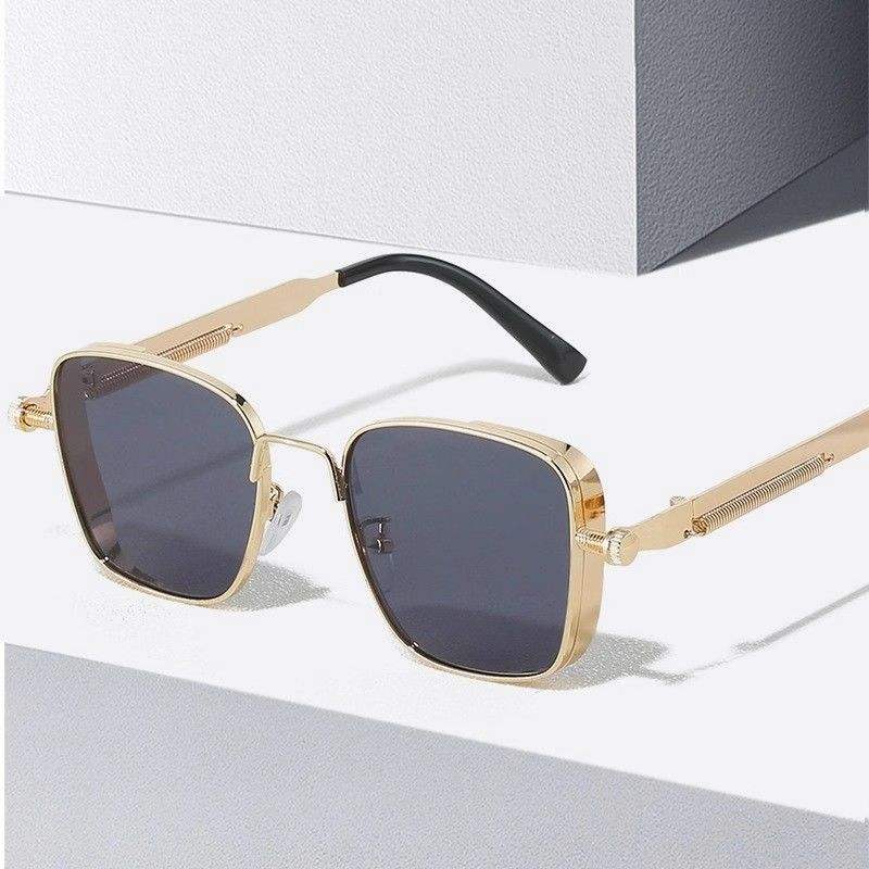 Cadre doré, pièce noire et grise.