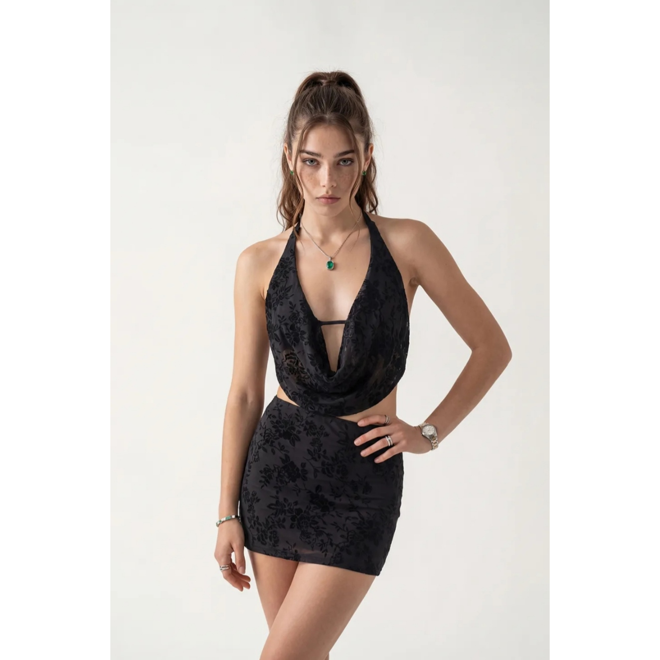 Onyx profond / Noir de jais.