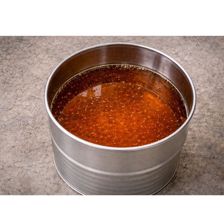 Liquide brun foncé à ambré