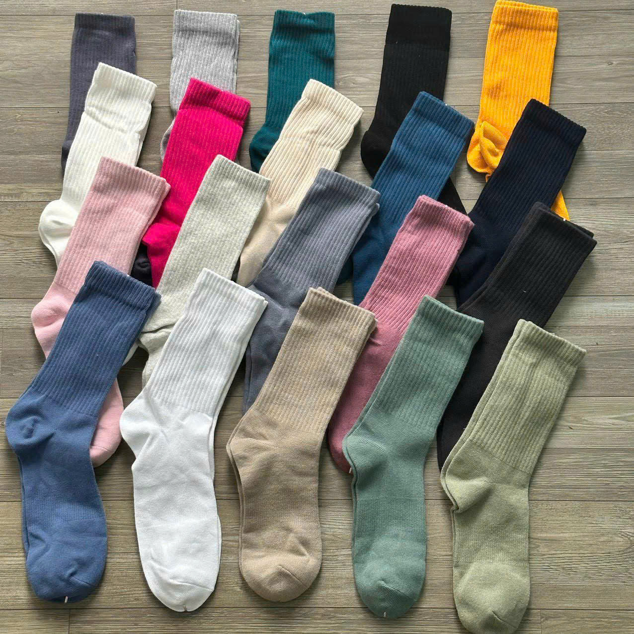Chaussettes unies. Sans logo. Antidérapantes.