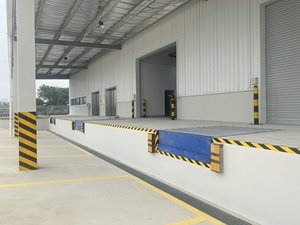 Fast Shipping 12 Tons Hydraulic Power <strong>Dock</strong> Leveler <strong>Automatic</strong> <strong>Loading</strong> <strong>Ramp</strong> for Truck Lifting Equipment in Warehouse in Vietnam. - Product Image 4