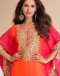 El işi lale ayna çalışması, Gota Patti detayları ve moda bir Kaftan kış tasarımı ile Simar organze Shalwar Kameez - Product Image 1