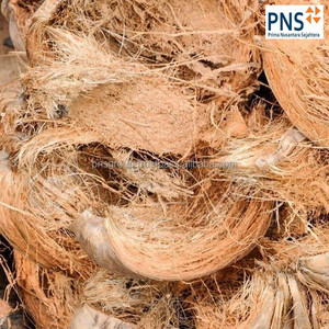 La fibra di cocco viene venduta come materiale per la realizzazione di tappeti e ripieni di sedili per motocicli della <span class=keywords><strong>Sumatra</strong></span> settentrionale indonesiana