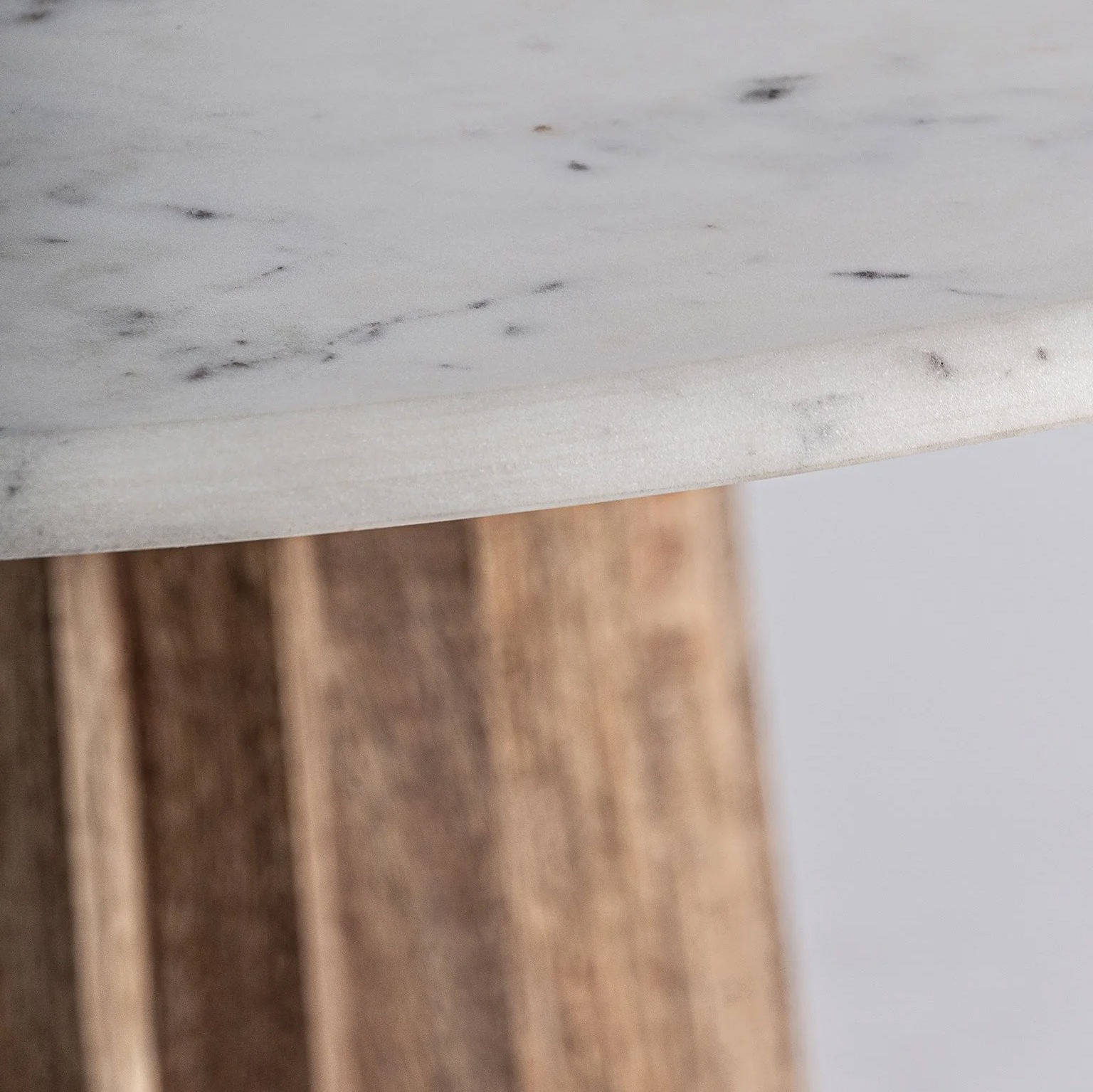 ธรรมชาติและขาว