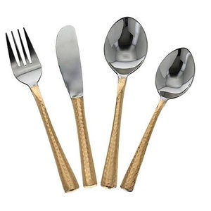 黄铜和不锈钢餐具4件套低价锤制设计2色餐具，用于厨房和桌面
