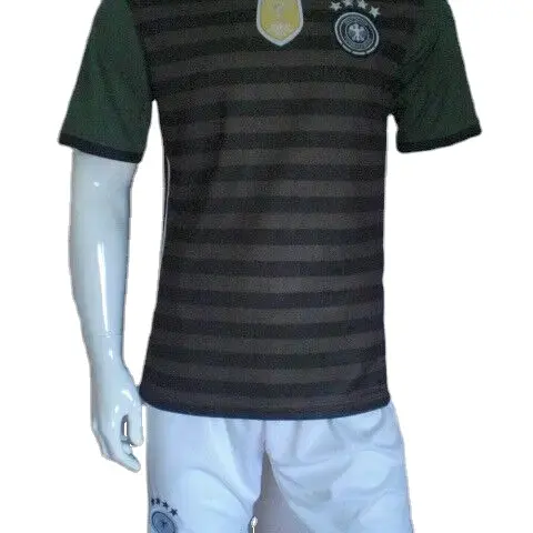 2024 Logotipo de impresión gratuita Ropa de equipo de fútbol Jersey deportivo personalizado barato Nuevo modelo Últimos diseños de camiseta de fútbol Uniforme de fútbol